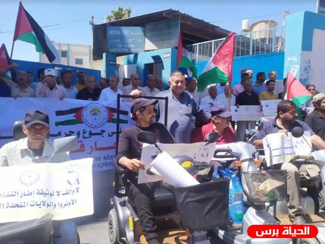 وقفة شعبية حاشدة في مخيم خانيونس رفضًا لتصريحات مفوض عام الأونروا لتحويل خدمات الأونروا لجهات أممية ودولية